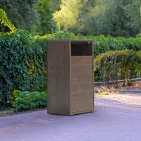 Papelera urbana de reciclaje Tirol instalada en un espacio exterior
