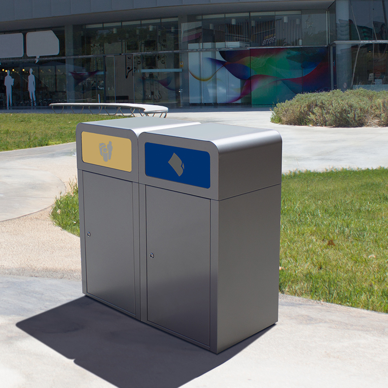 Papelera de diseño para interior y exterior Estocolmo XL Papelera de diseño para interior y exterior Estocolmo XL instalada en un espacio público