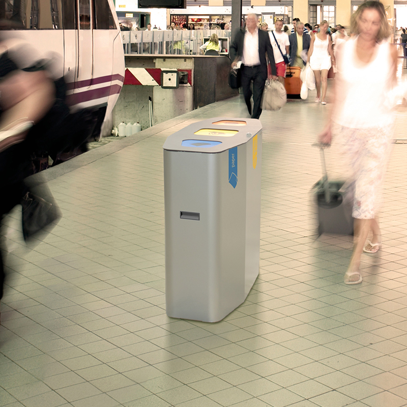 Papelera Múnich Auto-Extinguible en estación Leyenda Papelera Múnich Auto-Extinguible en una estación de transporte
