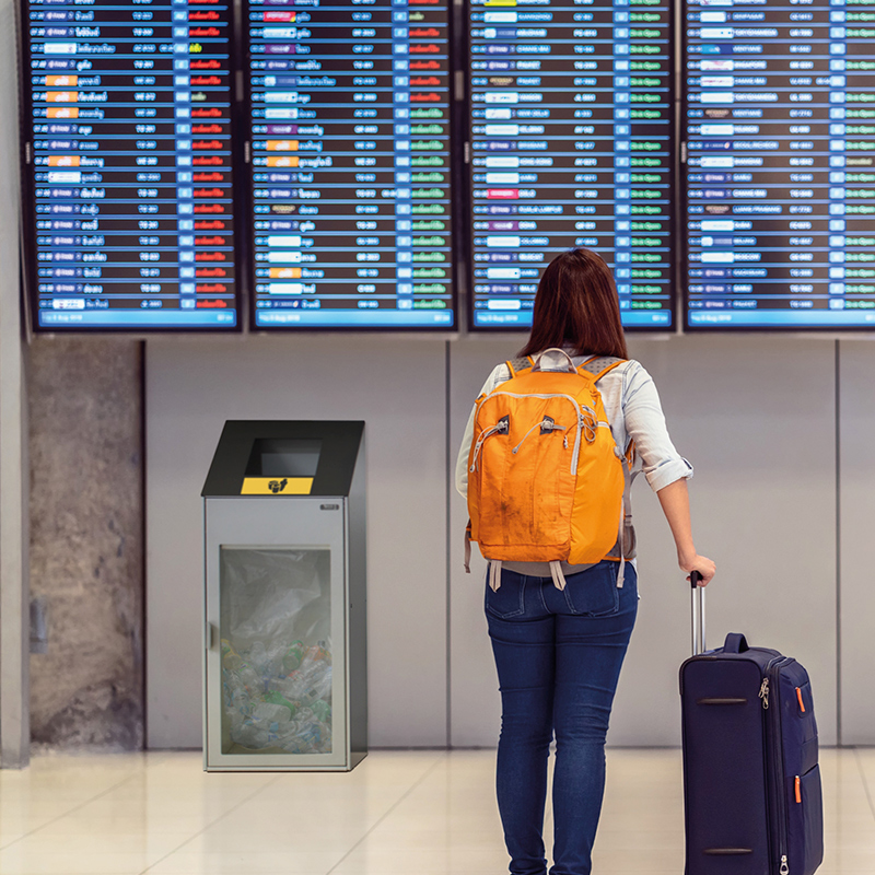 Papelera Altea Seguridad en aeropuerto Papelera Altea Seguridad para interior y exterior instalada en una terminal de aeropuerto