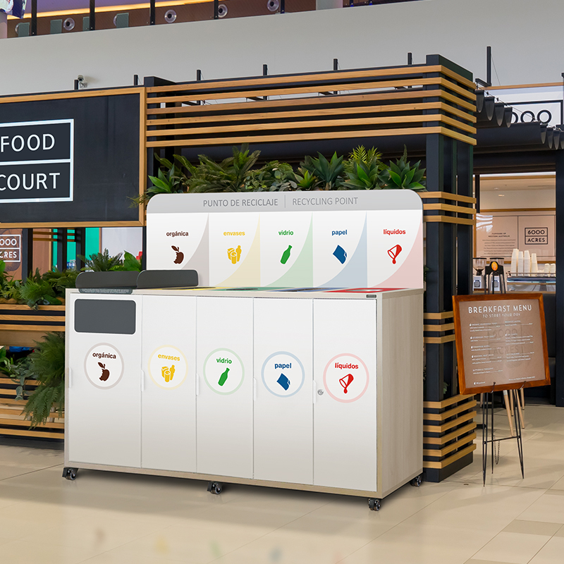 Mueble papelera Mallorca para interior Mueble papelera Mallorca para interior instalado en una zona de comidas con recogida selectiva de residuos
