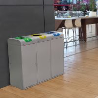 Papelera de diseño para interior y exterior Estocolmo instalada como estación de reciclaje en un espacio interior