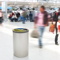 Papelera para interior y exterior Madrid instalada en un aeropuerto