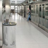 Papelera Madrid Seguridad para recogida selectiva instalada en una estación