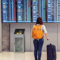 Papelera Altea Seguridad para interior y exterior instalada en una terminal de aeropuerto