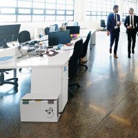 Papelera Luna para interior y exterior, en un entorno de oficina