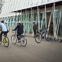 Aparcabicicletas Roterdam instalado en un espacio público para el estacionamiento de bicicletas.
