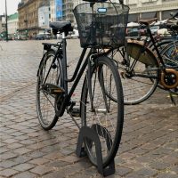 Aparcabicicletas Utrecht de acero instalado en un espacio público para el estacionamiento seguro de bicicletas.
