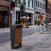 Papelera Málaga Selectiva para interior y exterior instalada en vía urbana