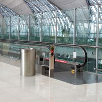 Papelera Etna de diseño para interior en un espacio público