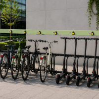Estaciones de carga para bicicletas y patinetes