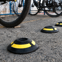 Pin de seguridad vial para carril bici instalado en acera compartida entre peatones y ciclistas