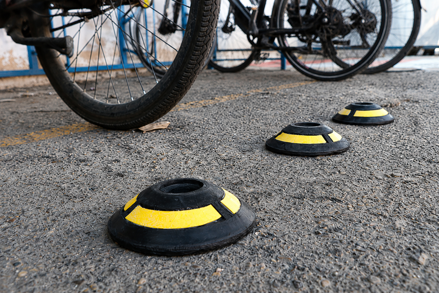pin-seguridad-vial-carril-bici-instalado-nalmo-avant.webp Pin de seguridad vial para carril bici instalado en acera compartida entre peatones y ciclistas