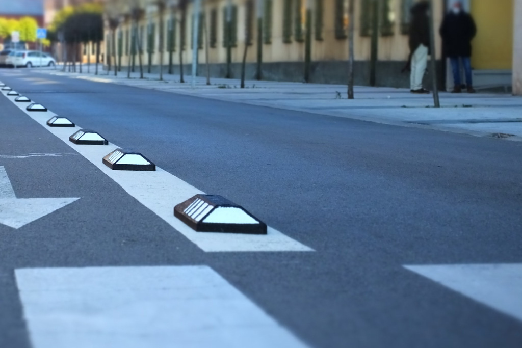 Separador de seguridad vial Split instalado en carril bici Separador de seguridad vial Split instalado delimitando un carril bici urbano