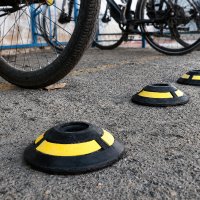 Pin de seguridad vial para carril bici instalado en acera compartida entre peatones y ciclistas