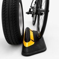 Separador de seguridad vial para carril bici absorbiendo el impacto de una bicicleta y un vehículo.